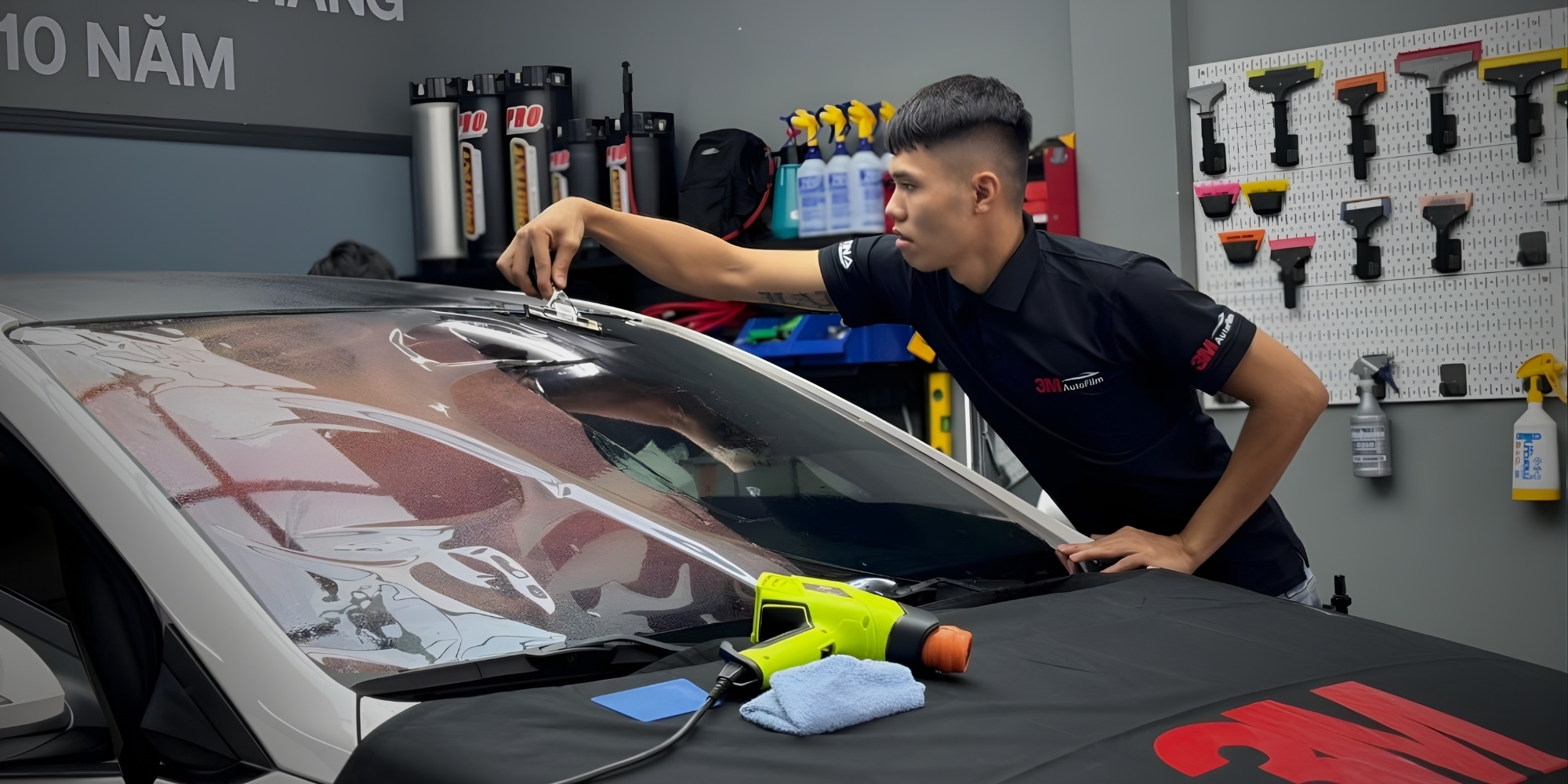 Thi công dán phim cách nhiệt ô tô 3M tại Catina Auto Part