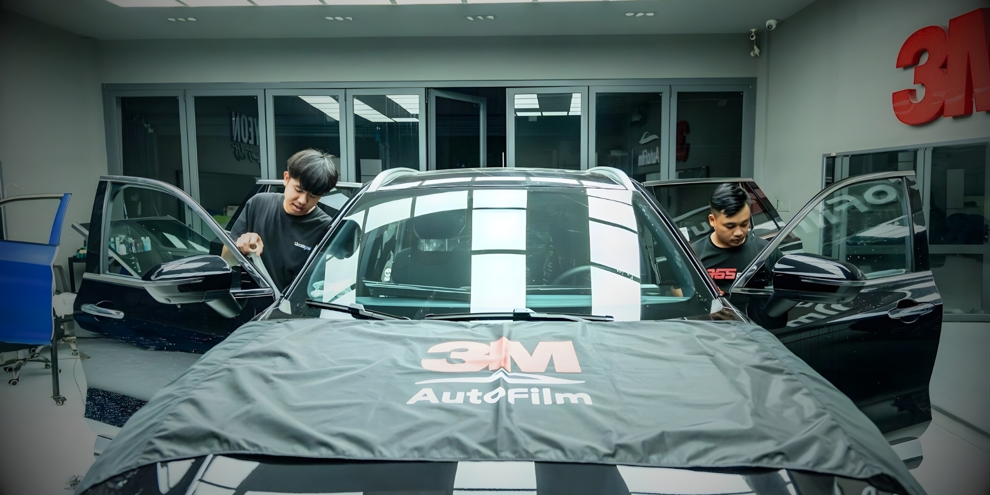 Thi công dán phim cách nhiệt ô tô 3M tại Auto365
